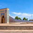 Avvicinandosi emerge la struttura che protegge i resti del gigantesco sestante di Ulugh Beg, concepito per misurare con straordinaria precisione la posizione degli astri.