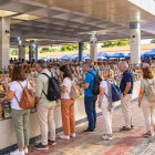 All'interno del Siyab, il gruppo passeggia tra file di bancarelle colme di prodotti locali, osservando colori, profumi e piccoli gesti della vita quotidiana di Samarcanda.