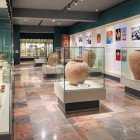 Nelle sale del museo, ceramiche e reperti archeologici raccontano la vita dell’antica Afrosiab e i rapporti commerciali e culturali sviluppati lungo la Via della Seta.