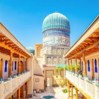 Avvicinandosi alla moschea, emerge la grande cupola turchese, rivestita da motivi geometrici e fasce calligrafiche che testimoniano la raffinatezza dell'architettura timuride.
