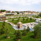 La visita continua attraverso i tranquilli giardini del complesso, tra alberi, sentieri e padiglioni: un ambiente raccolto che sottolinea il carattere spirituale del luogo.