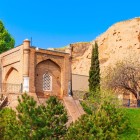 Lasciato l’osservatorio, il percorso prosegue verso il Mausoleo di San Daniele, immerso nel verde e raggiunto attraverso sentieri e scalinate che accompagnano verso il santuario.