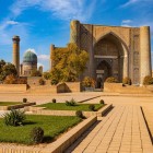 Nel pomeriggio si raggiunge la Moschea Bibi Khanim, grandioso progetto dell'epoca di Tamerlano, che ancora oggi colpisce per le dimensioni monumentali dei suoi portali e delle cupole.