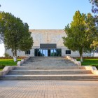 Il percorso storico continua al Museo di Afrosiab, dedicato all’antica Samarcanda e ai reperti provenienti dal grande sito archeologico che si estende nelle vicinanze.