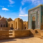 La giornata prosegue alla Necropoli di Shakhi Zinda, straordinario complesso funerario sviluppatosi nei secoli e caratterizzato da mausolei rivestiti di maioliche azzurre e turchesi.