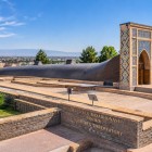 Dall’alto si comprende meglio la struttura dell’Osservatorio di Ulugh Beg e l’eccezionale scala dello strumento astronomico che un tempo occupava il cuore del complesso.