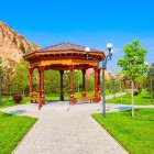 La visita continua attraverso i tranquilli giardini del complesso, tra alberi, sentieri e padiglioni: un ambiente raccolto che sottolinea il carattere spirituale del luogo.