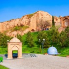 Il complesso di San Daniele si sviluppa ai piedi della collina, tra giardini e piccoli edifici sacri, in un luogo venerato da musulmani, cristiani ed ebre