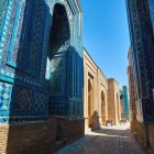 Entrando nel complesso, il percorso si restringe tra portali monumentali e pareti ricoperte di mosaici. Ogni passaggio introduce a nuovi mausolei e differenti decorazioni.