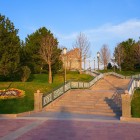 La giornata inizia salendo verso l’Osservatorio di Ulugh Beg, dove nel XV secolo il sovrano astronomo trasformò Samarcanda in uno dei grandi centri scientifici dell’Asia centrale.