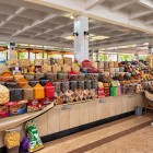 Spezie, legumi, frutta secca e dolci tradizionali riempiono i banchi del Siyab: una sosta che permette di conoscere Samarcanda anche attraverso i suoi sapori.