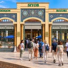 Lasciata Bibi Khanim, il percorso continua verso il vicino Bazar Siyab. Il gruppo entra nel mercato storico di Samarcanda, luogo vivace della quotidianità cittadina.