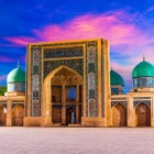La visita della città vecchia inizia dal complesso Khast-Imam, cuore religioso di Tashkent, riconoscibile per i portali decorati e le caratteristiche cupole turchesi.