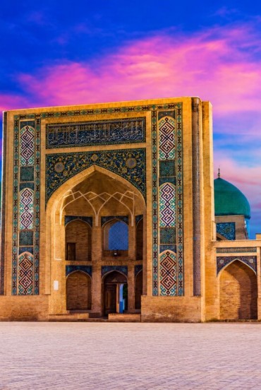 La visita della città vecchia inizia dal complesso Khast-Imam, cuore religioso di Tashkent, riconoscibile per i portali decorati e le caratteristiche cupole turchesi.