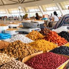 Entrando nel Bazar Chorsu, banchi di frutta secca, noci, legumi e spezie introducono ai colori, ai profumi e agli ingredienti della tradizione gastronomica uzbeka.