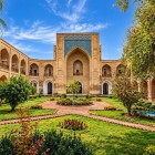 Varcato l’ingresso della Madrasa Kukeldash, il cortile circondato da arcate e antiche celle conserva l’impianto raccolto della storica scuola coranica.