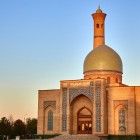Da una prospettiva differente, la Moschea Tilla-Sheykh rivela la grande cupola e il minareto, approfondendo la scoperta dell’architettura del complesso Khast-Imam.