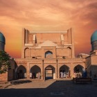 All’interno del Khast-Imam, cortili, portali e cupole raccontano l’architettura religiosa della capitale e introducono alla storia islamica dell’Uzbekistan.