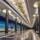 La stazione Alisher Navoi offre una nuova scenografia sotterranea: colonne decorate e prospettive simmetriche trasformano la metropolitana in un autentico museo urbano.