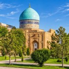 Immerso nel verde, il Mausoleo di Kaffal Shashi è dedicato a una delle figure religiose più importanti della storia di Tashkent e completa la visita al Khast-Imam.