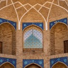 La visita permette di osservare più da vicino archi, volte in mattoni e inserti di maiolica, dettagli che impreziosiscono gli edifici storici del Khast-Imam.