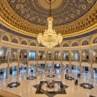 Entrando nel Museo Amir Timur, la grande sala centrale sorprende per la cupola finemente decorata e il monumentale lampadario, introducendo alle collezioni dell’epoca timuride.