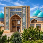 Proseguendo tra gli edifici del Khast-Imam, una nuova prospettiva mette in relazione portali, cupole turchesi e giardini del principale centro religioso di Tashken