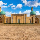 Avvicinandosi al Khast-Imam, il grande portale introduce agli edifici religiosi del complesso, tra decorazioni geometriche, maioliche e cupole dai colori turchesi.
