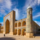 Il percorso consente di osservare da un’altra prospettiva la Madrasa Kukeldash, approfondendo la lettura del portale, delle facciate in mattoni e delle sue forme architettoniche.