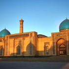 Il percorso prosegue verso la Moschea Tilla-Sheykh, importante luogo di culto del complesso Khast-Imam, legato alla storia religiosa della capitale uzbeka.
