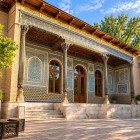 La visita continua al Museo delle Arti Applicate di Tashkent, ospitato in un edificio riccamente decorato, dove maioliche e intagli anticipano le collezioni custodite all’interno.
