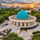 Il percorso prosegue verso il Museo Amir Timur, riconoscibile dalla grande cupola turchese e dall’architettura circolare, dedicato alla storia di Timur e della dinastia timuride.