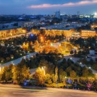 Il tour lascia la città vecchia e raggiunge Piazza Amir Temur, uno degli spazi centrali di Tashkent, circondato da viali, giardini ed edifici rappresentativi della capitale.