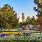 La visita prosegue attraverso Piazza Amir Temur, dove aiuole fiorite, alberi e viali curati accompagnano la scoperta del volto moderno e verde di Tashken