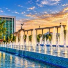 Il percorso raggiunge quindi Piazza dell’Indipendenza, uno dei luoghi simbolici di Tashkent, caratterizzato da fontane, ampi spazi e giardini nel cuore istituzionale della capitale.