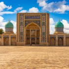 La Madrasa Barak-Khan si distingue per il portale decorato e le cupole turchesi, testimonianza del patrimonio religioso conservato nella città vecchia di Tashkent.