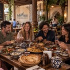 Dopo la visita al Khast-Imam, il gruppo si ferma per il pranzo in un ristorante di Tashkent, condividendo a tavola piatti della cucina uzbeka prima di proseguire la visita della città.