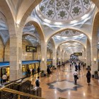 La scoperta della capitale continua sottoterra nella stazione Gafur Gulom, dove archi, volte e rivestimenti decorativi mostrano il carattere artistico della metropolitana di Tashkent.