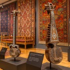 All’interno del Museo delle Arti Applicate, tappeti, tessuti, strumenti musicali e manufatti permettono di conoscere tecniche, colori e tradizioni dell’artigianato uzbeko.