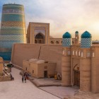 Il viaggio raggiunge Khiva e le mura di Ichan Kala, antica città carovaniera dove porte fortificate, minareti e cupole introducono alla storia del Khorezm.