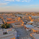 La terza giornata inizia lasciando Khiva: dall’alto, case in terra cruda e quartieri storici accompagnano la partenza verso Bukhara, nuova tappa dell’antica Via della Seta.