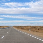 Il trasferimento prosegue lungo la strada A380, che attraversa gli spazi aperti dell’Uzbekistan occidentale seguendo il collegamento terrestre storico tra Khiva e Bukhara.