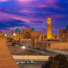 Nel pomeriggio, l’arrivo a Bukhara conclude il viaggio attraverso il Kyzylkum: il minareto Kalyan e le cupole della città anticipano la scoperta della sua storia e dei suoi palazzi.