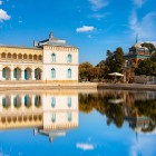La visita di Bukhara prosegue al Sitorai Mokhi-Khosa: il portale monumentale, rivestito di maioliche policrome e iscrizioni, introduce alla residenza estiva dell’emiro uzbeko.