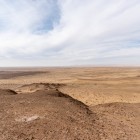 Lungo il percorso, le distese del Kyzylkum ricordano gli ambienti attraversati per secoli dalle carovane in viaggio tra le grandi città commerciali della Via della Seta uzbeka.