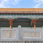 Lungo il porticato, la visita si sofferma sulle colonne lignee scolpite, sui soffitti dipinti e sulle balaustre in pietra traforata, espressione dell’artigianato di Bukhara.