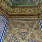 Nella sala successiva, decorazioni dorate, motivi floreali e campiture blu e verdi formano un insieme raffinato, espressione del gusto ornamentale della corte di Bukhara.