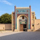La visita al Sitorai Mokhi-Khosa inizia dal portale monumentale, rivestito di maioliche policrome e iscrizioni, che introduce alla residenza estiva dell’emiro di Bukhara.