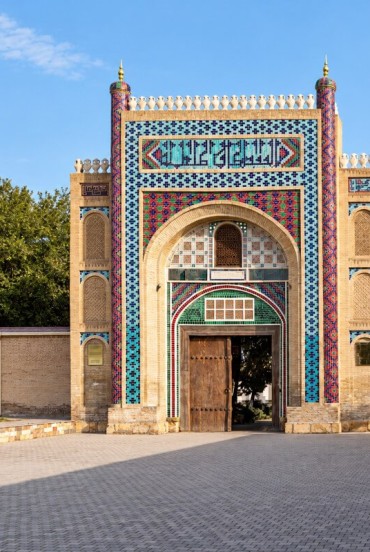 Dopo l’arrivo a Bukhara, il tour raggiunge il Sitorai Mokhi-Khosa: il portale monumentale, decorato con maioliche policrome, introduce alla residenza estiva dell’ultimo emiro.