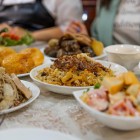 Una sosta locale lungo la strada permette di pranzare e conoscere alcuni sapori uzbeki, prima di riprendere il trasferimento attraverso il Kyzylkum in direzione di Bukhara.